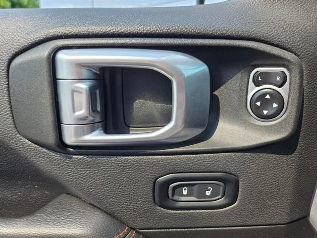 Used 2023 Silver Jeep Mojave image 37