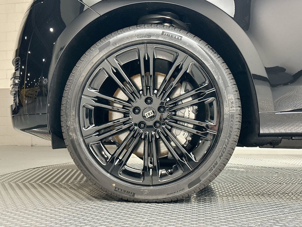 New 2027 Santorini Black Land Rover SE image 5