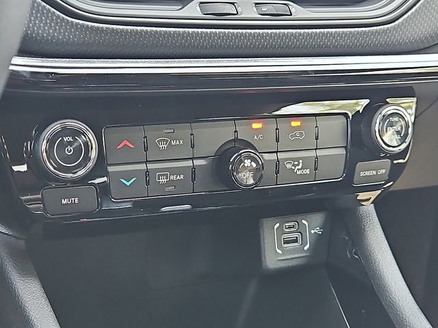 New 2026 Bright White Clearcoat Jeep Latitude image 17