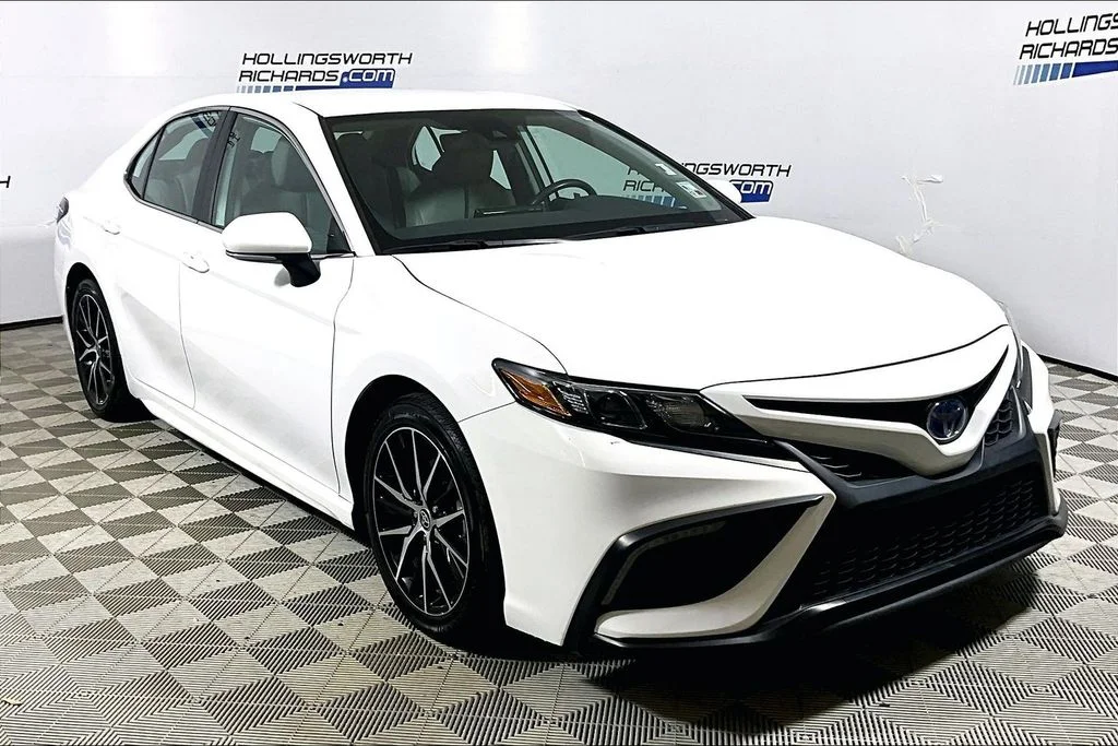 Used 2024 Ice Toyota SE image 3