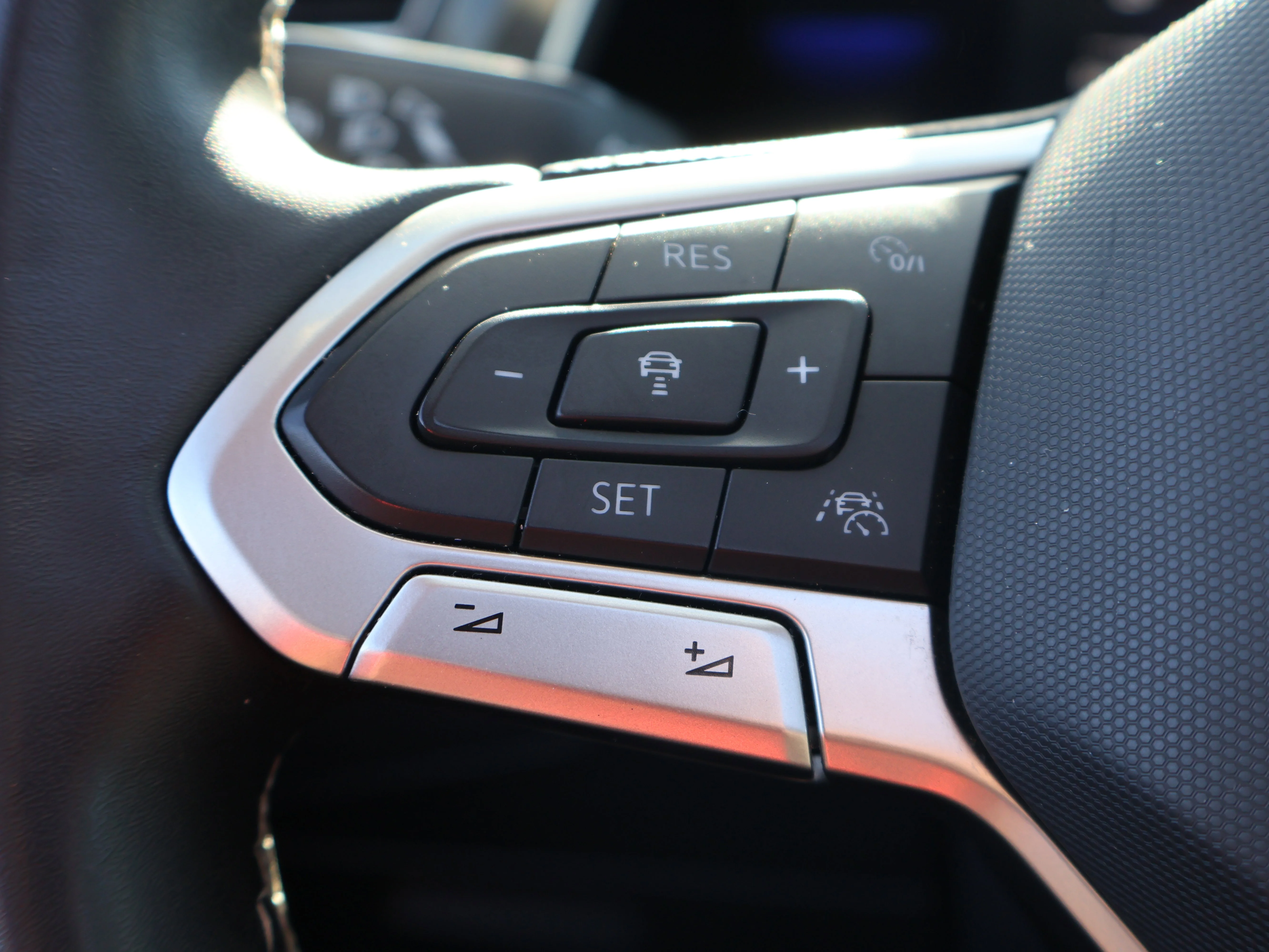 2022 Volkswagen Tiguan SE - Photo 30