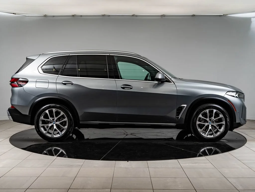 Used 2024 Skyscraper Grey Metallic BMW xDrive40i image 11