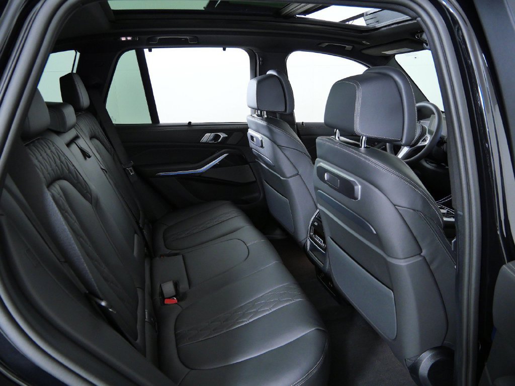 New 2026 Black Sapphire Metallic BMW xDrive50e image 22