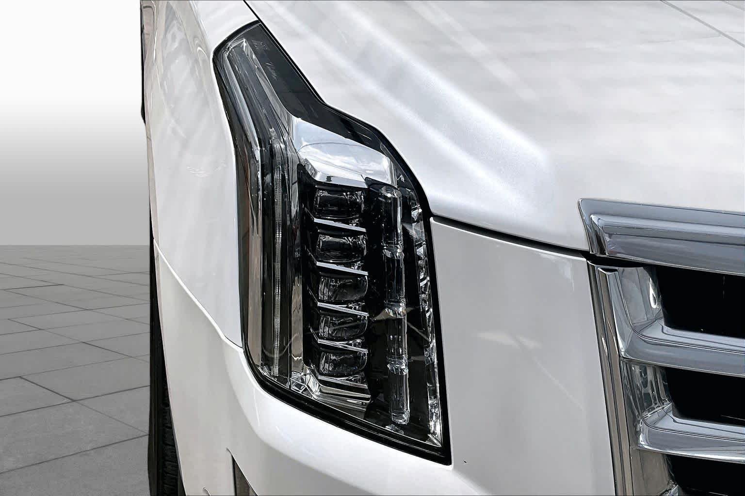 Used 2020 Crystal White Tricoat Cadillac Premium Luxury image 27