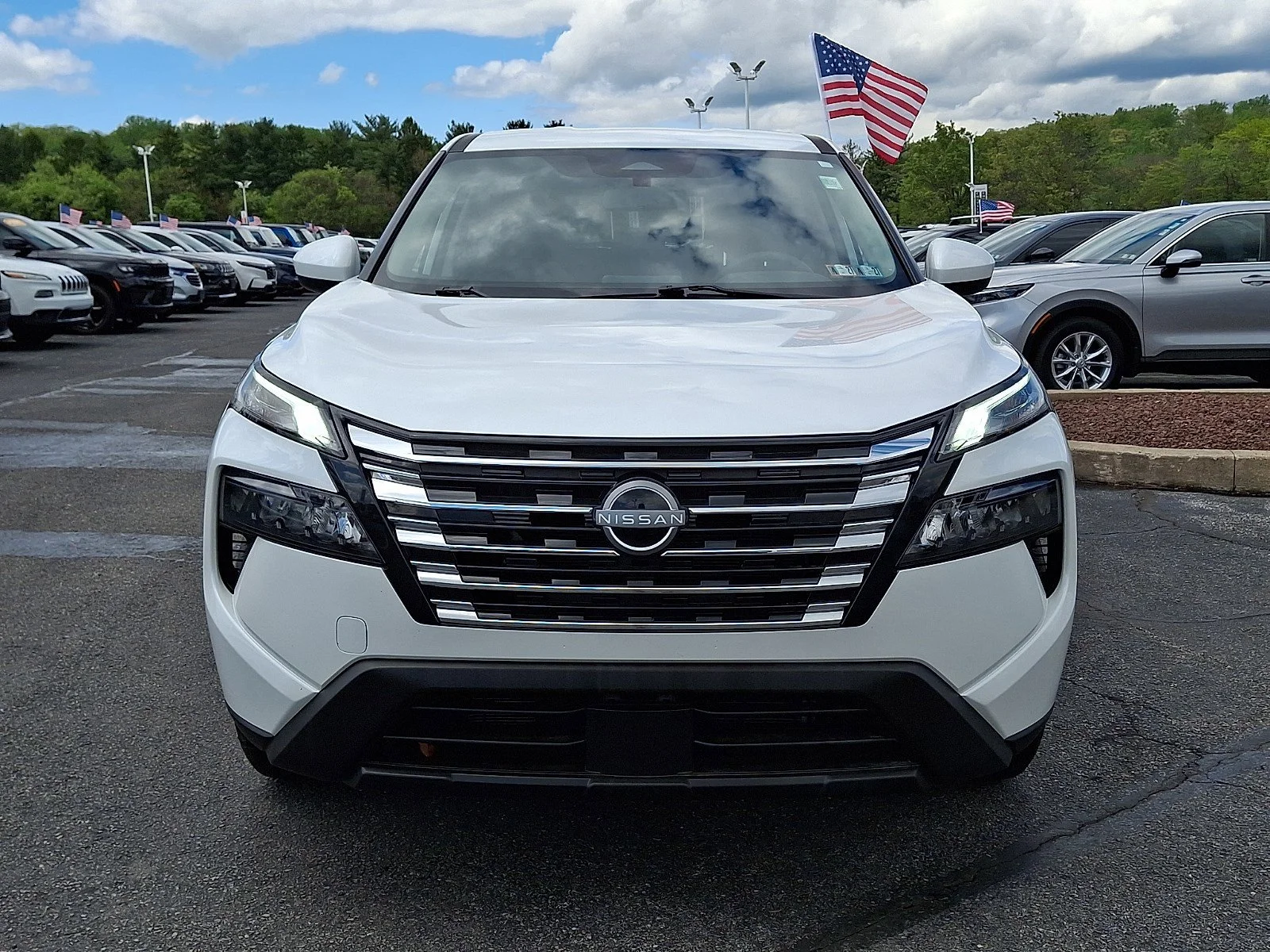 Used 2025 Everest White Pearl Nissan SV image 2