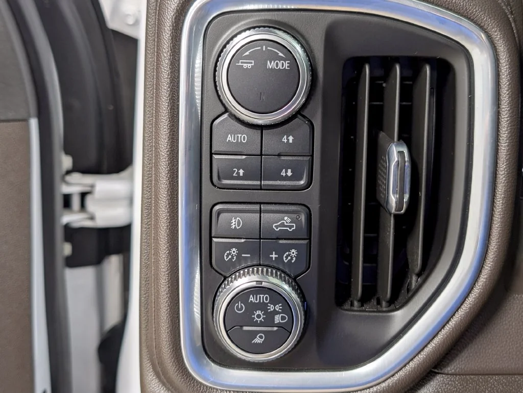Used 2022 White Frost Tricoat GMC Denali image 12