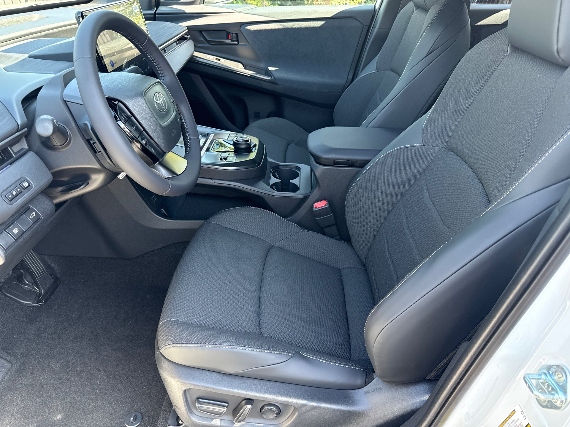 New 2026 Wind Chill Pearl <sup>1</sup> Toyota  SE image 23