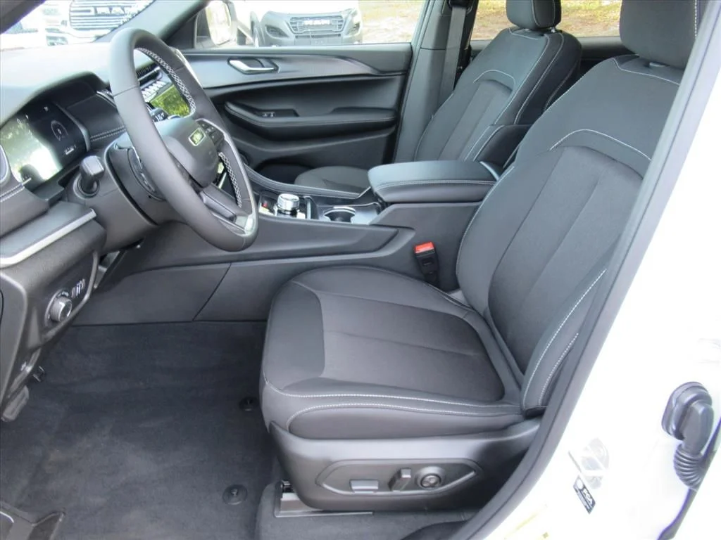 New 2026 Bright White Clear-Coat Exterior Paint Jeep Laredo X image 17