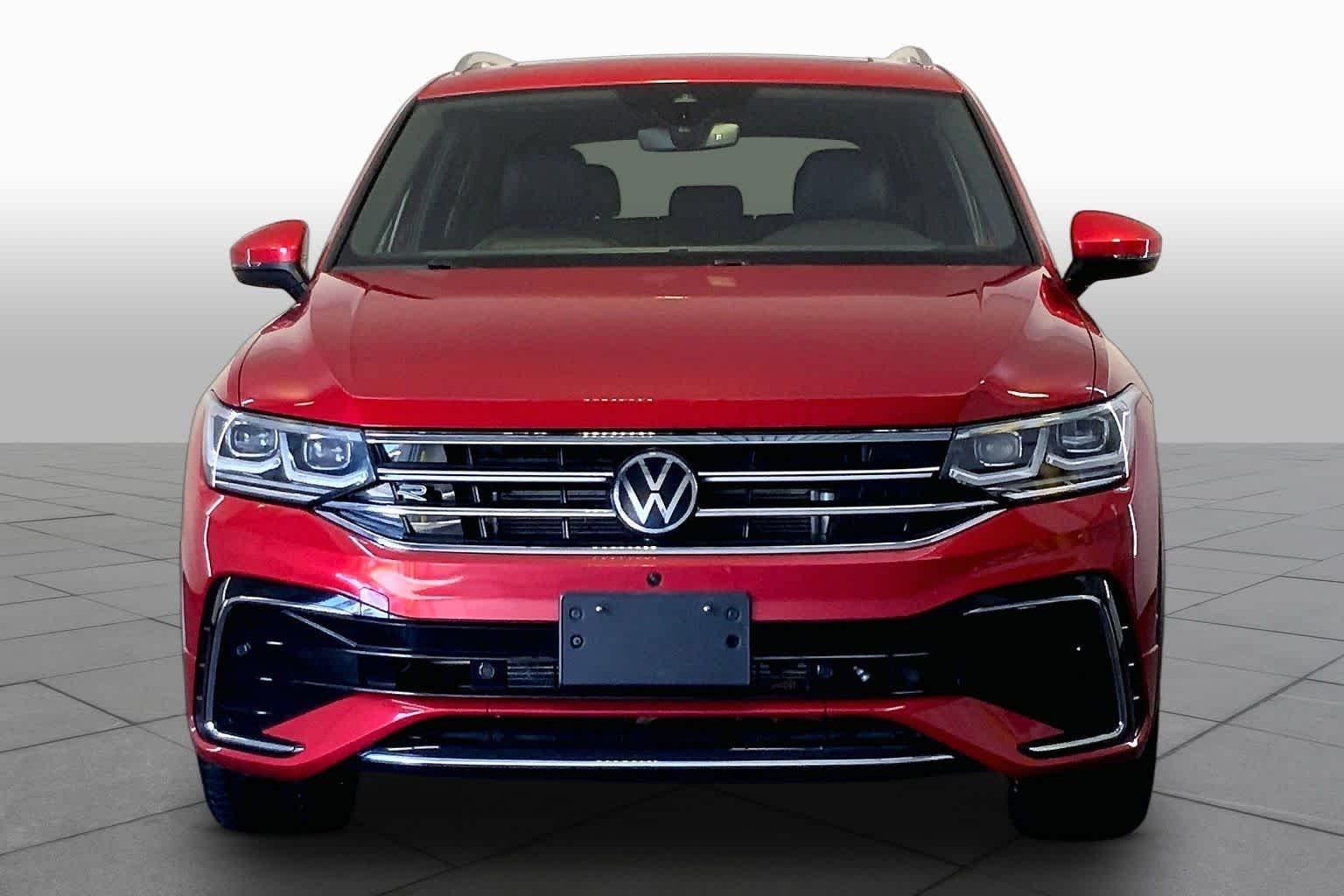 Used 2024 Kings Red Metallic Volkswagen SEL R-Line image 4