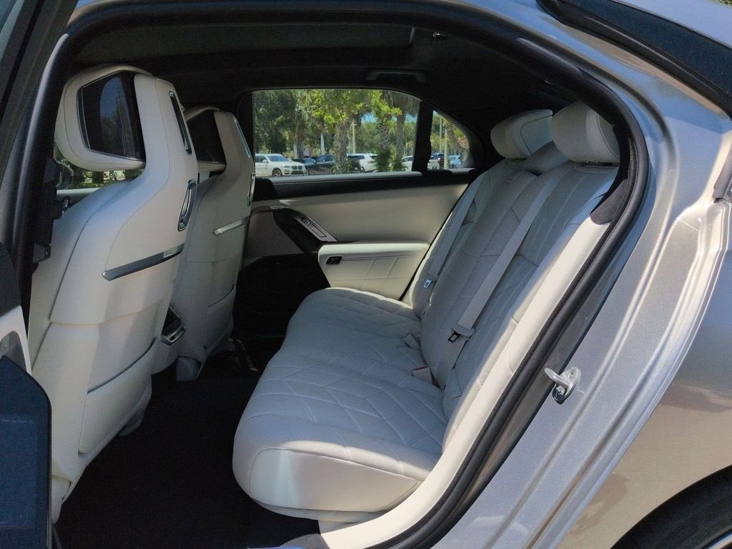New 2026 Oxide Grey Metallic BMW 760i xDrive image 14
