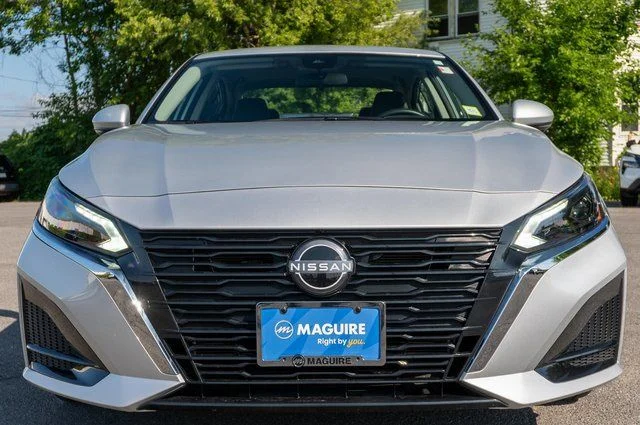 Used 2025 Silver Nissan 2.5 SL image 4