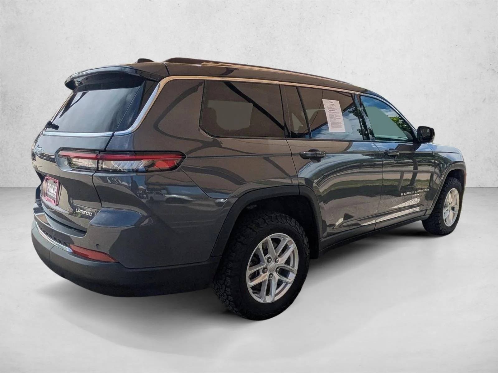 Used 2023 Baltic Gray Metallic Clearcoat Jeep Laredo image 5
