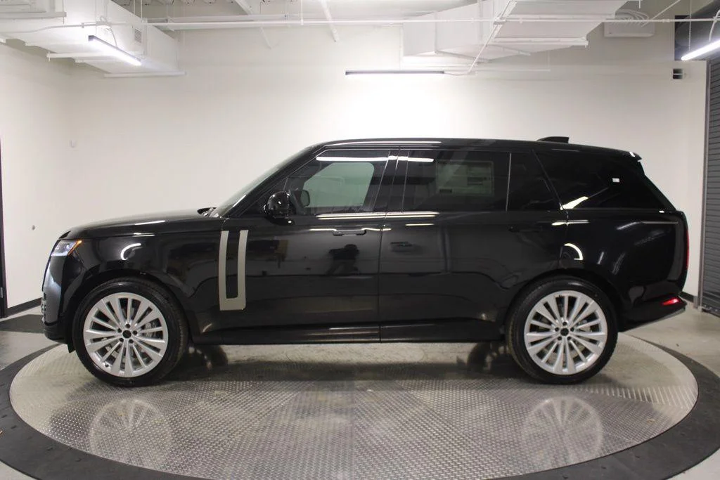 New 2026 Santorini Black Land Rover SE image 2