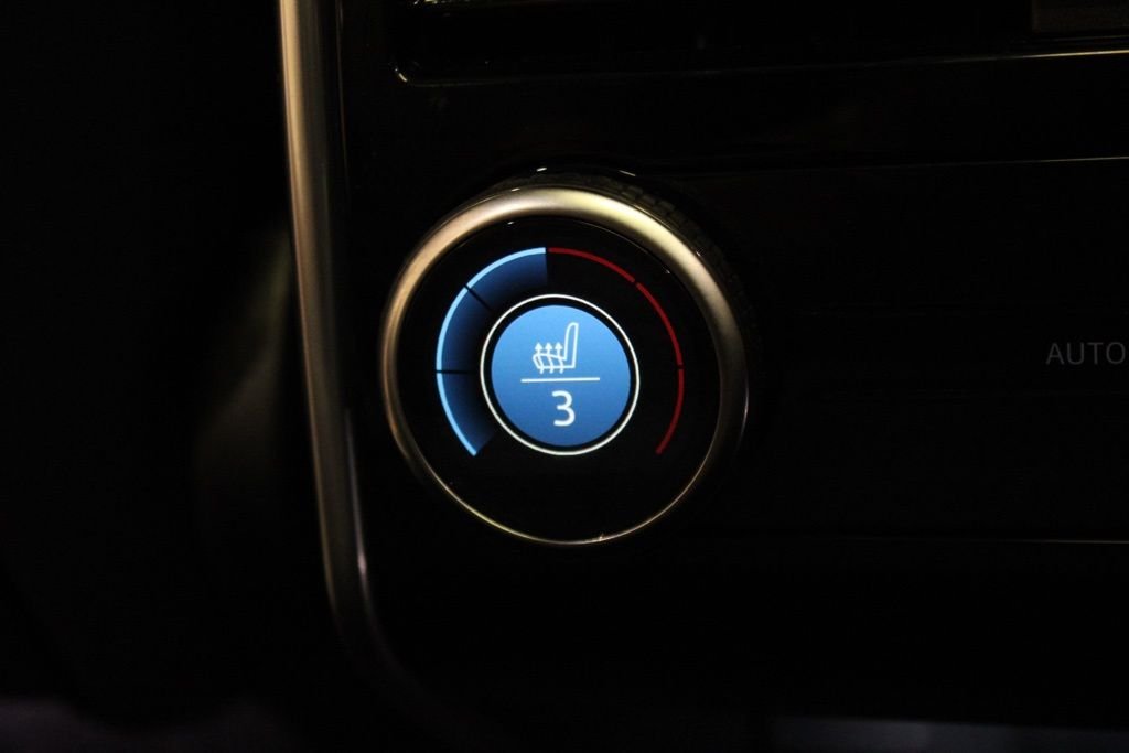 Used 2025 White Land Rover SE image 45