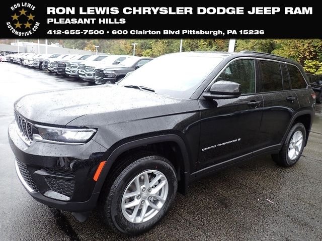 New 2025 Diamond Black Crystal Pearl-Coat Exterior Paint Jeep Laredo X image 1