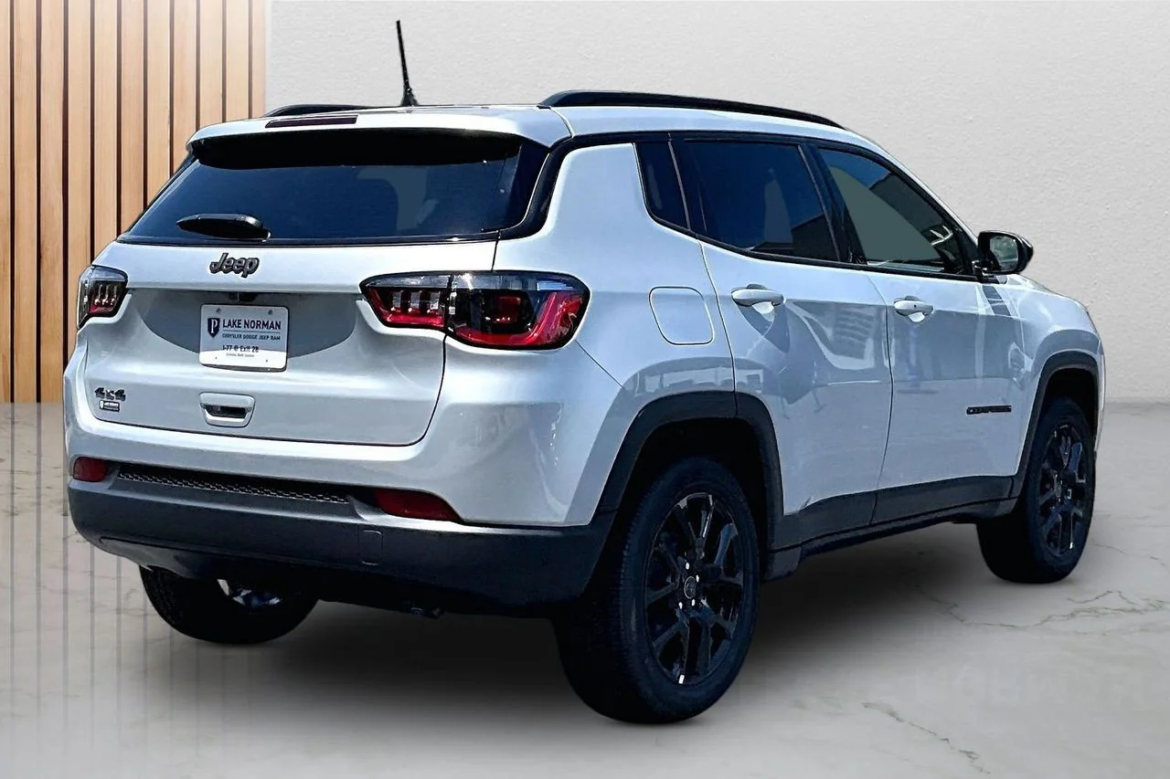 New 2026 Silver Zynith Metallic Clear-Coat Exterior Paint Jeep Latitude image 9