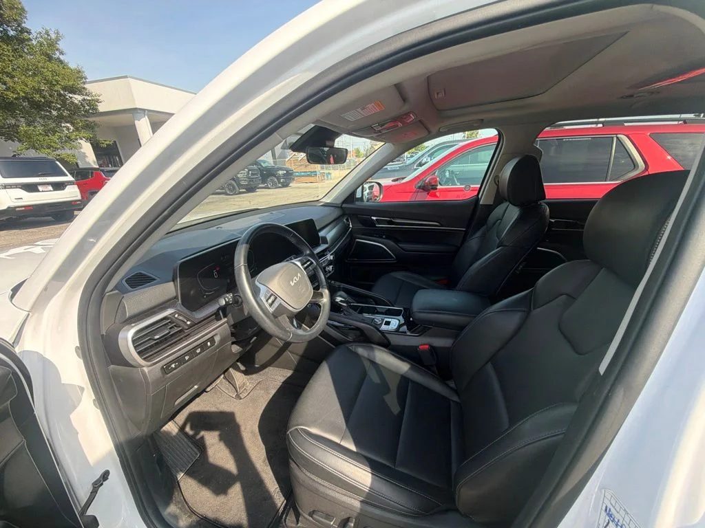 Used 2025 White Kia S image 9