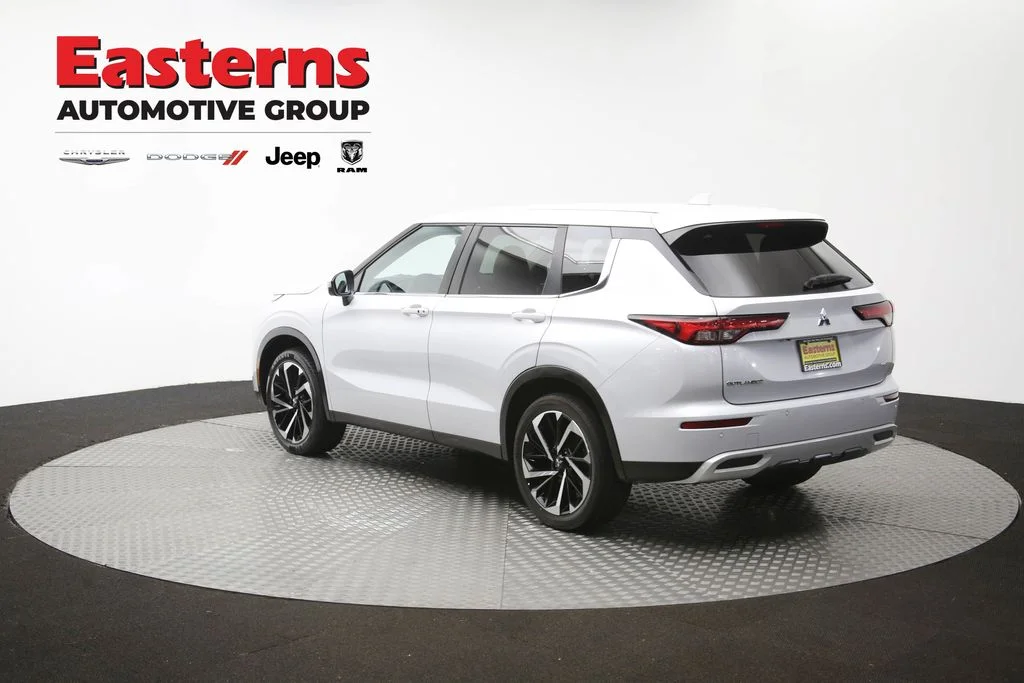 Used 2022 White Mitsubishi SE image 63