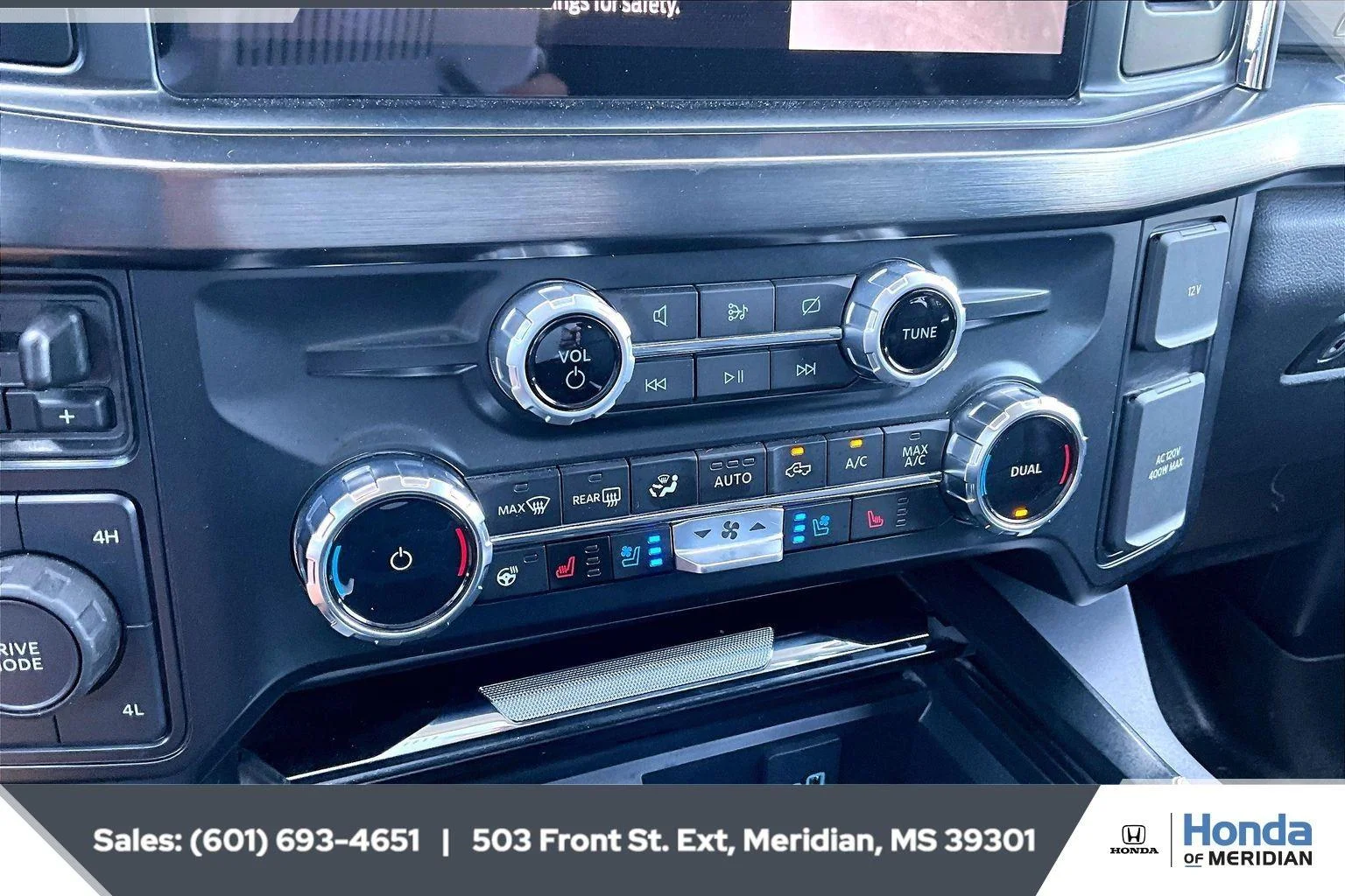 Used 2024 Star White Metallic Tri-Coat Ford LARIAT image 22