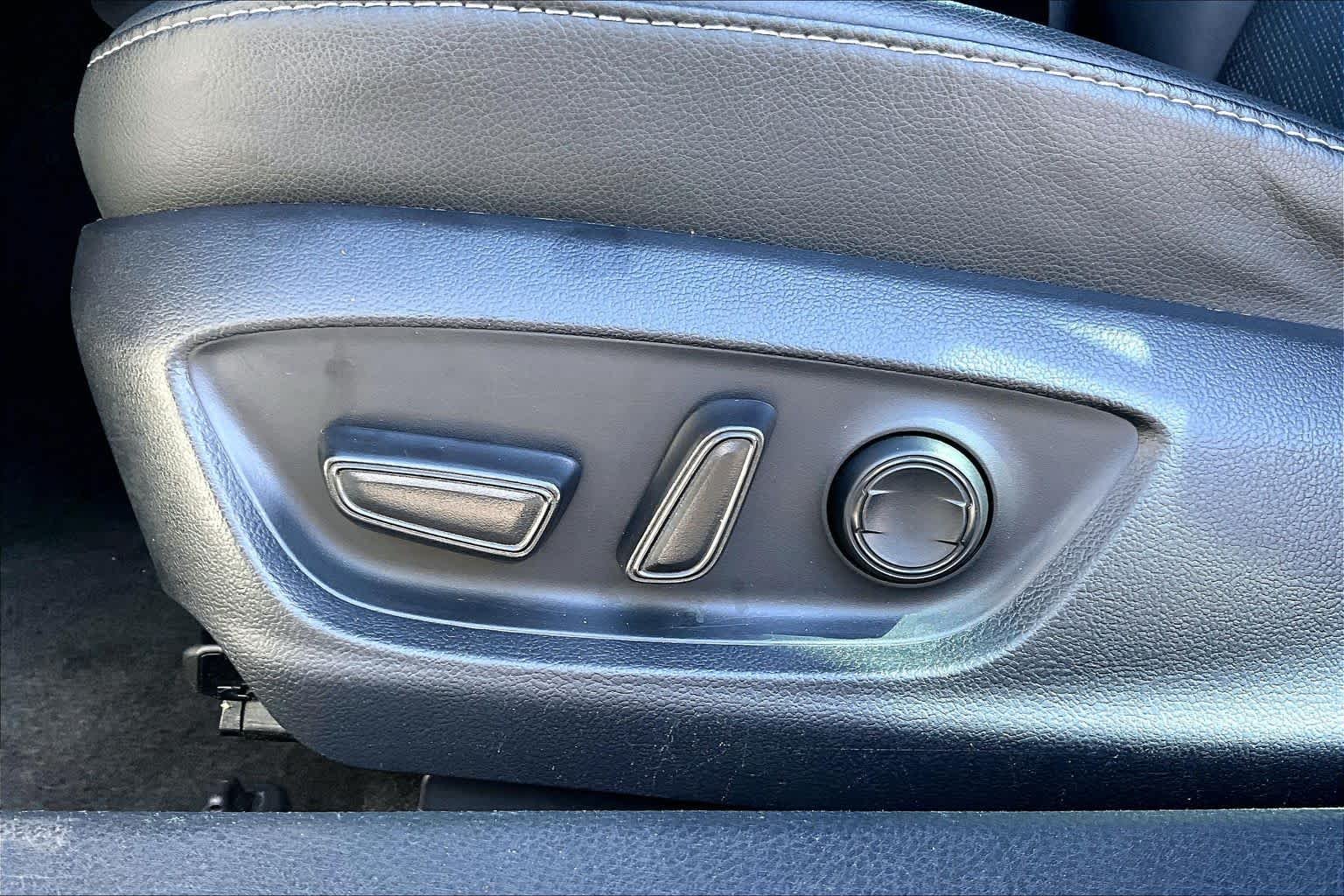 Used 2023 Wind Chill Pearl/Midnight Black Metallic Toyota Hybrid XSE image 34