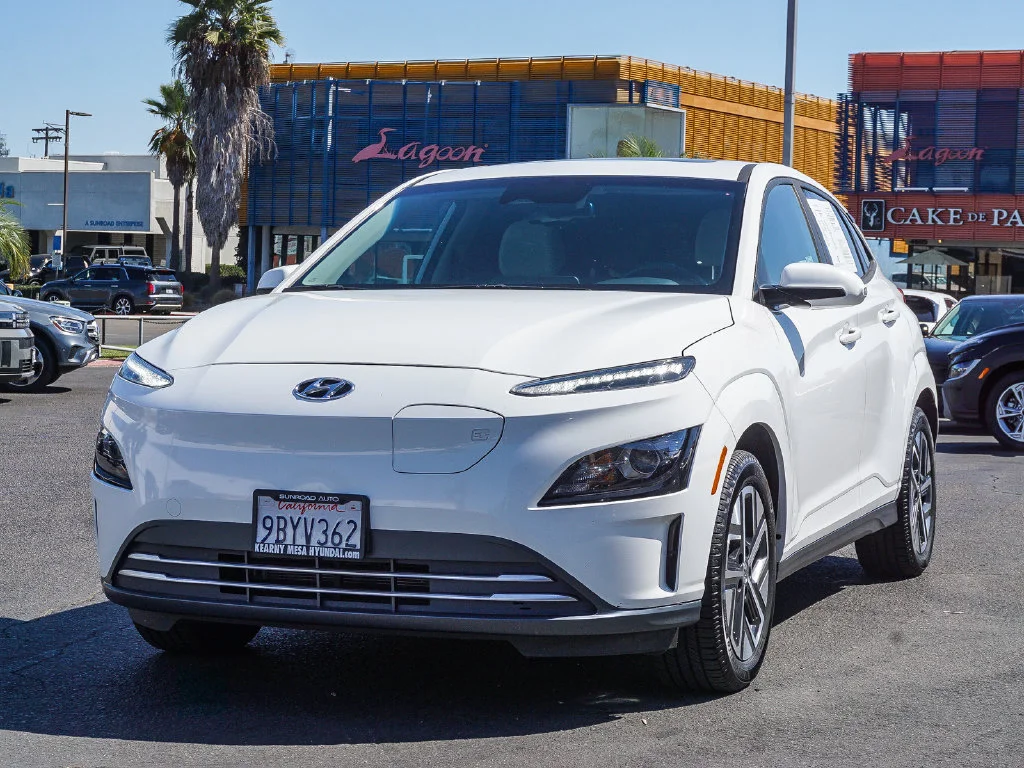 Used 2022 White Hyundai SEL image 3