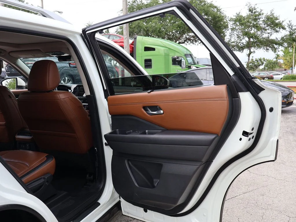Used 2024 White Nissan Platinum image 30