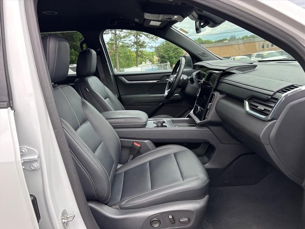 Used 2024 Summit White GMC Elevation image 13