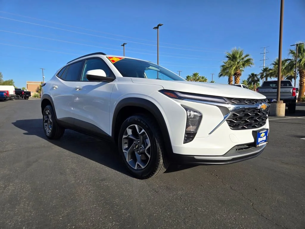 Used 2025 Summit White Chevrolet LT image 1