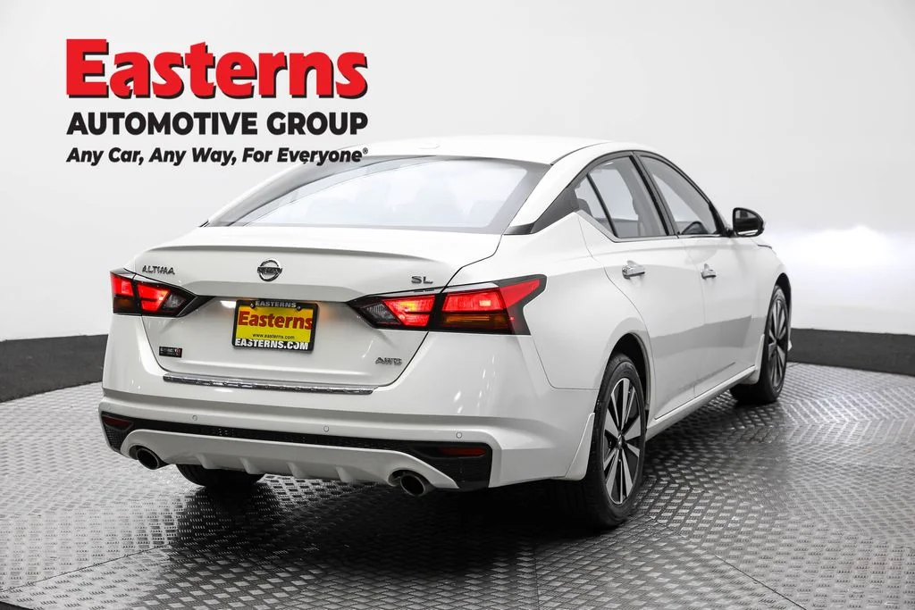 Used 2022 White Nissan 2.5 SL image 5