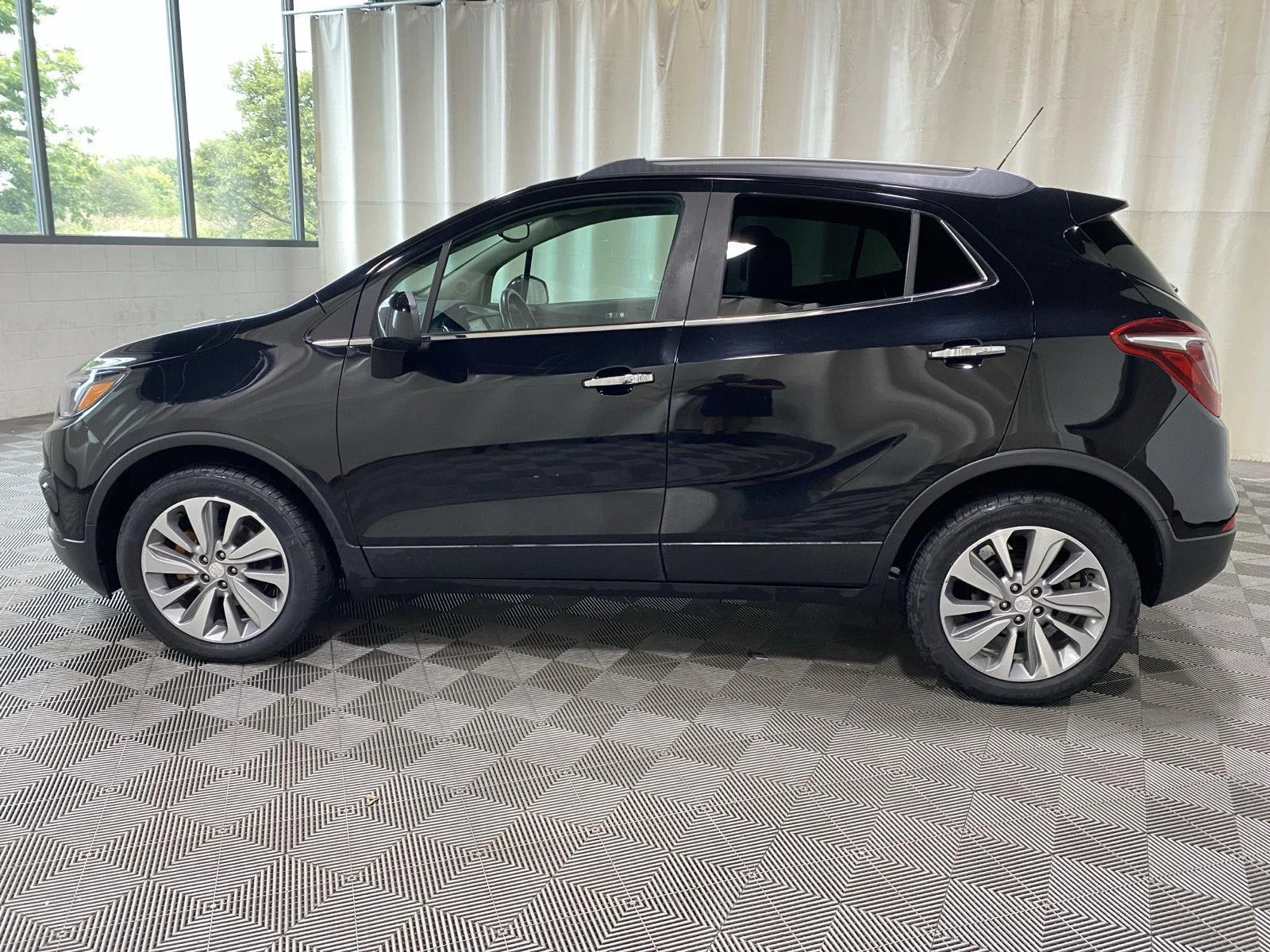 Used 2020 Ebony Twilight Metallic Buick Preferred image 4