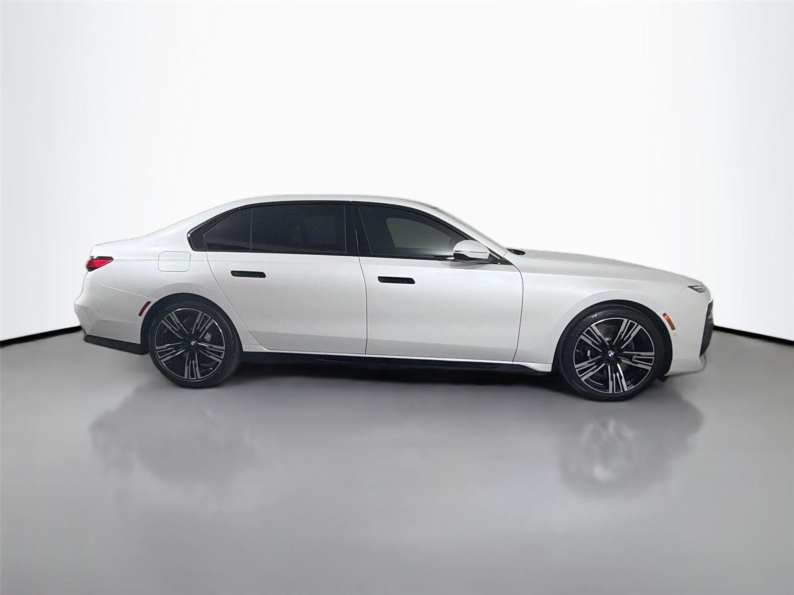New 2026 Mineral White Metallic BMW 740i image 4