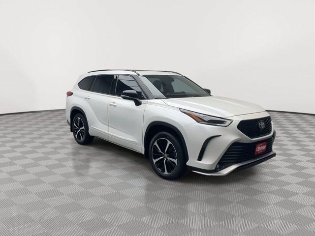 Used 2022 Wind Chill Pearl Toyota XSE image 35
