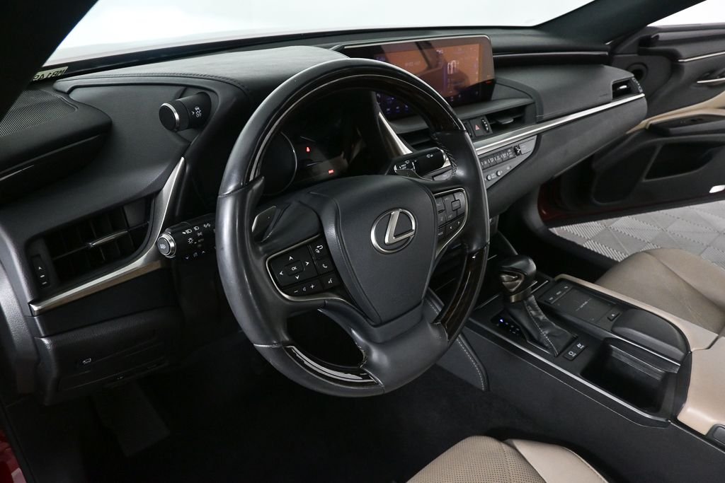 Used 2020 Red Lexus 300h Luxury image 6