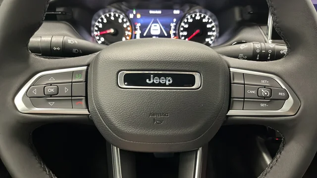 New 2026 Diamond Black Crystal Pearl-Coat Exterior Paint Jeep Latitude image 15