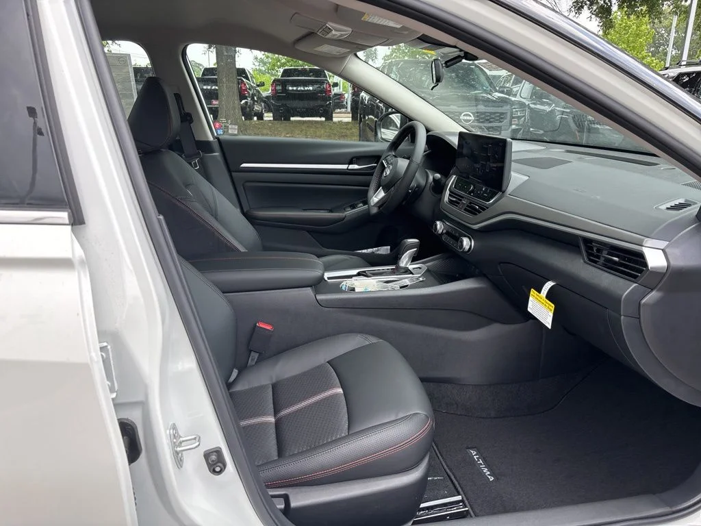 New 2026 Pearl White TriCoat / Super Black Two-tone Nissan SR image 17
