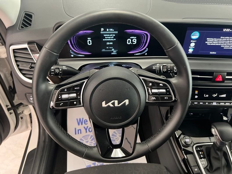 Used 2025 White Kia S image 25