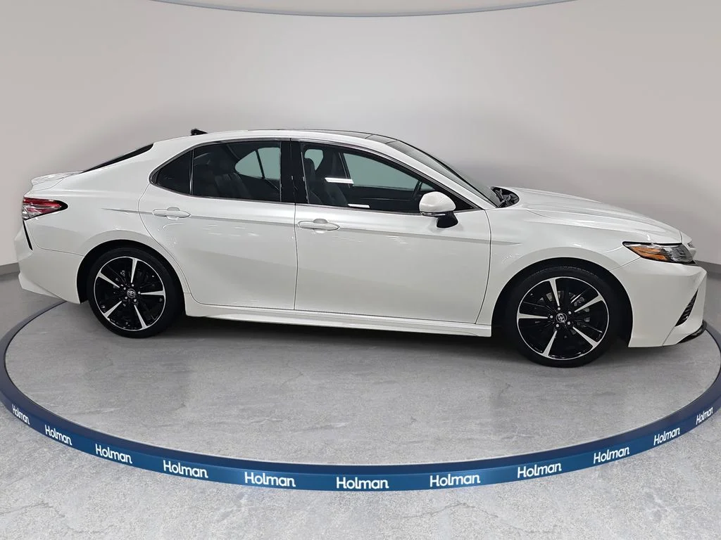 Used 2018 Beige Toyota XSE V6 image 5
