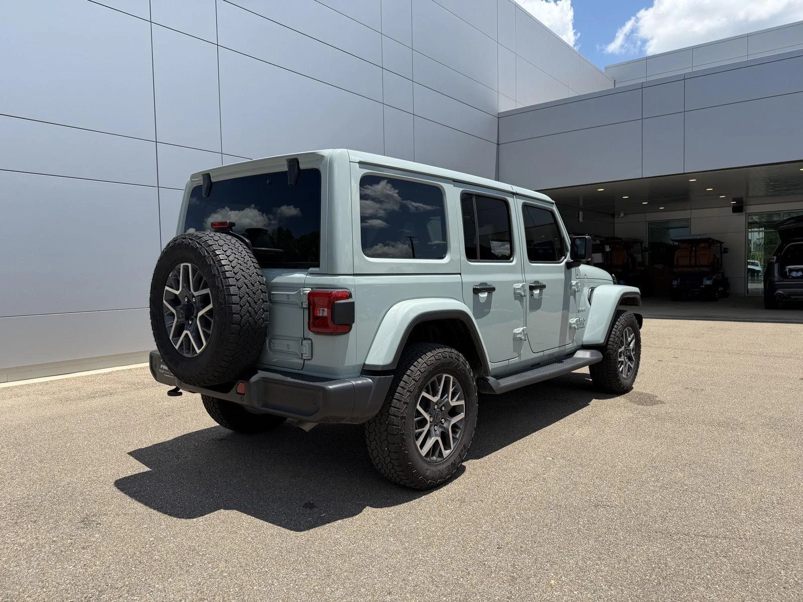 Used 2024 Earl Clearcoat Jeep Sahara image 6