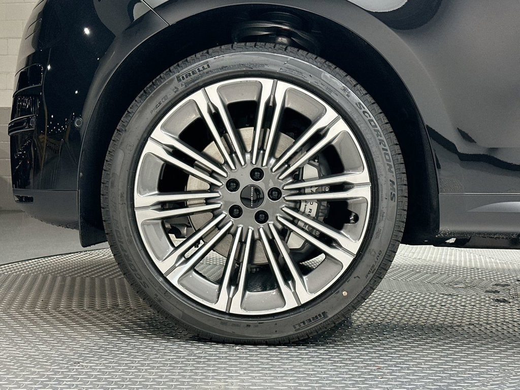 New 2027 Santorini Black Land Rover SE image 5