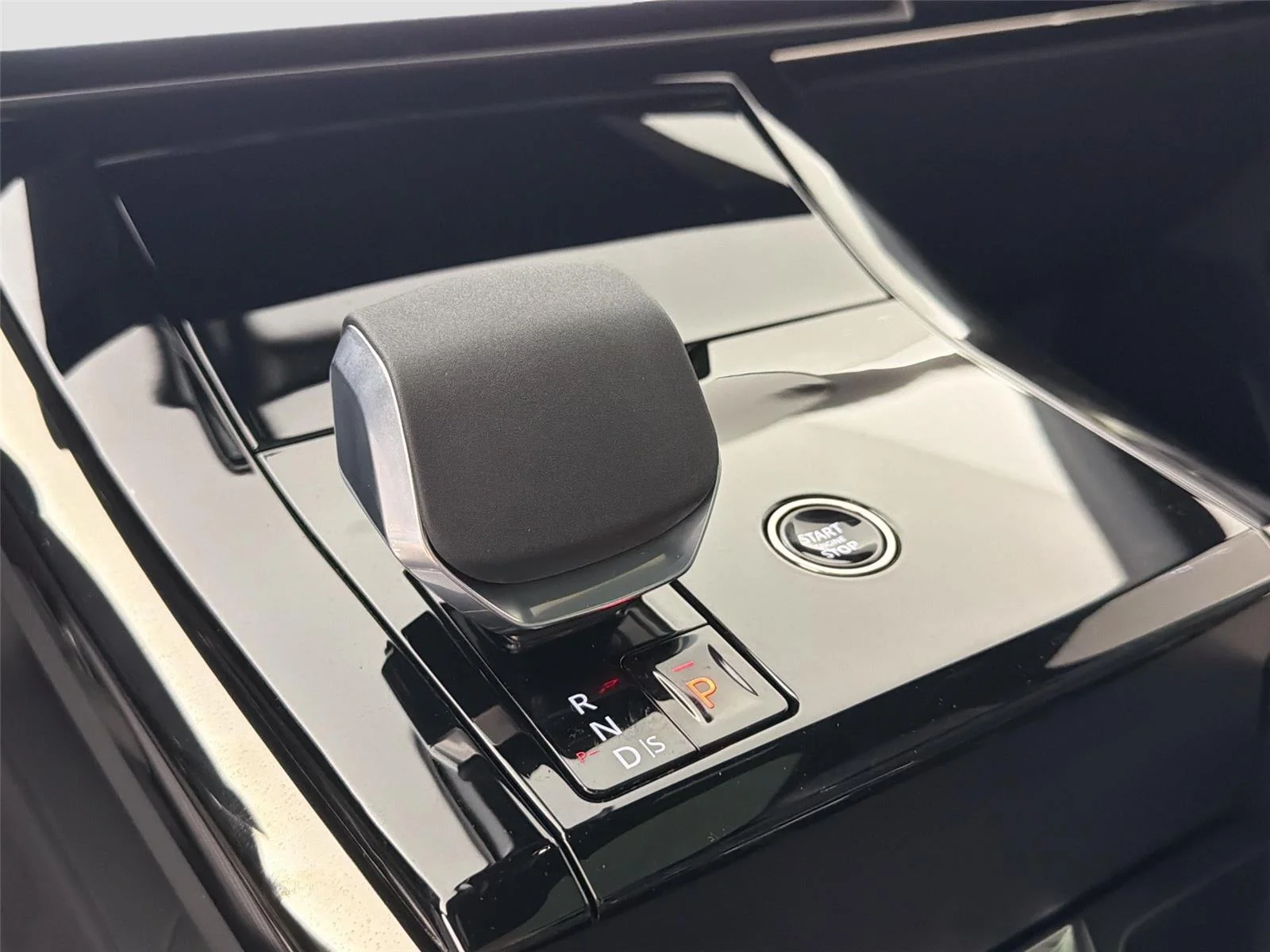 New 2026 Borasco Grey LAND ROVER SE image 16