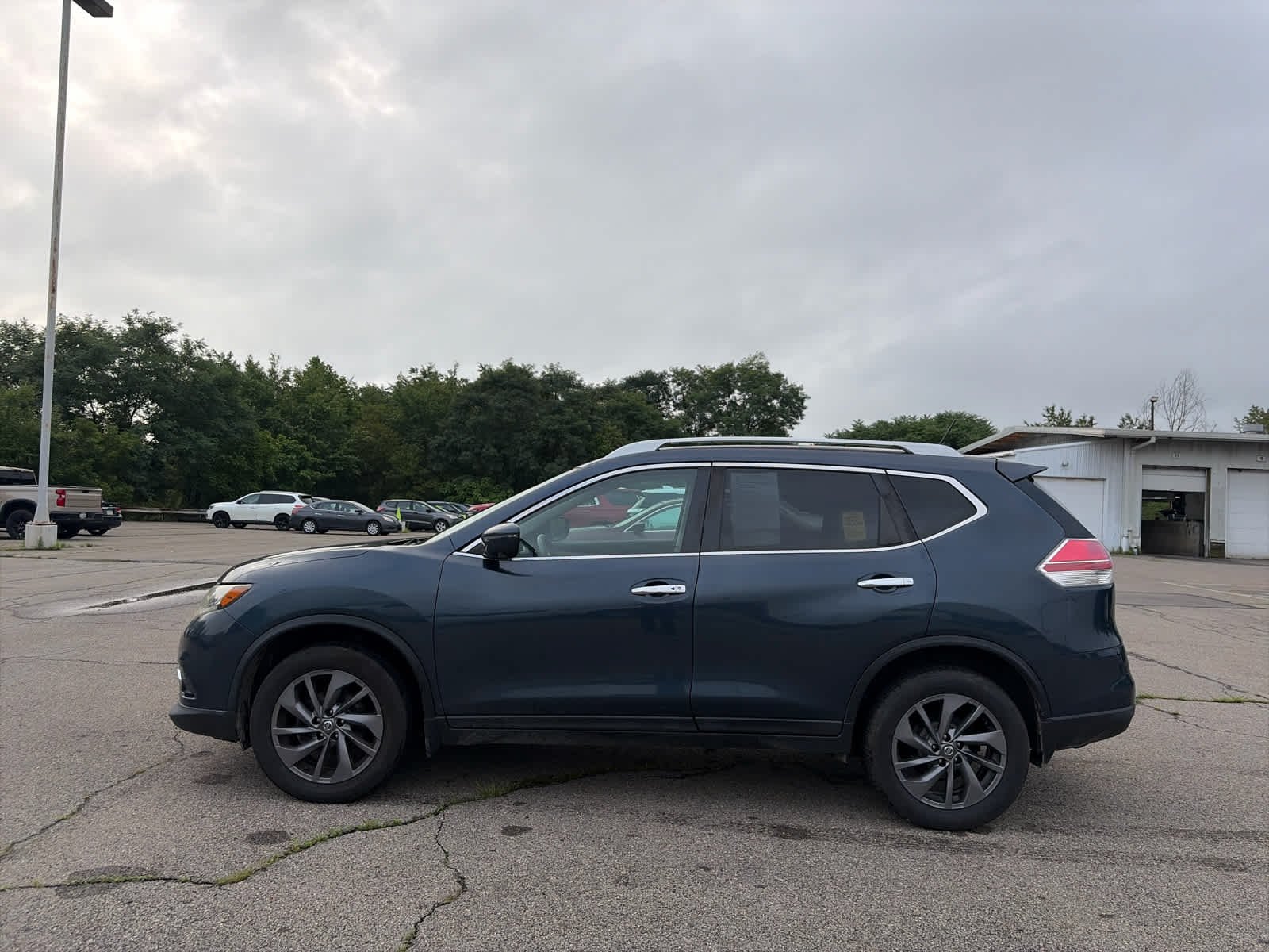 Used 2016 Arctic Blue Metallic Nissan SL image 4