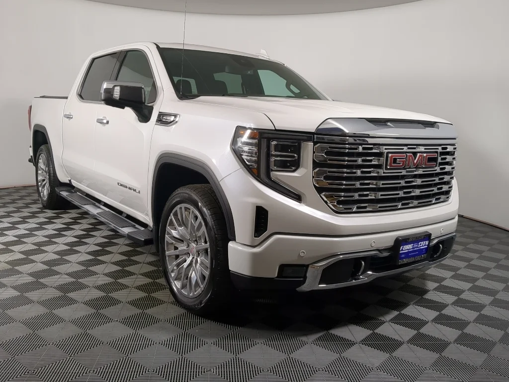 Used 2022 White GMC Denali image 3