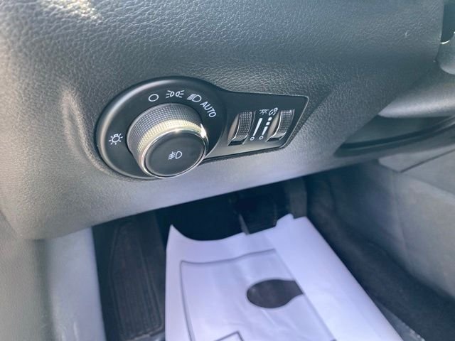 Used 2022 Granite Crystal Clearcoat Metallic Jeep Latitude image 15