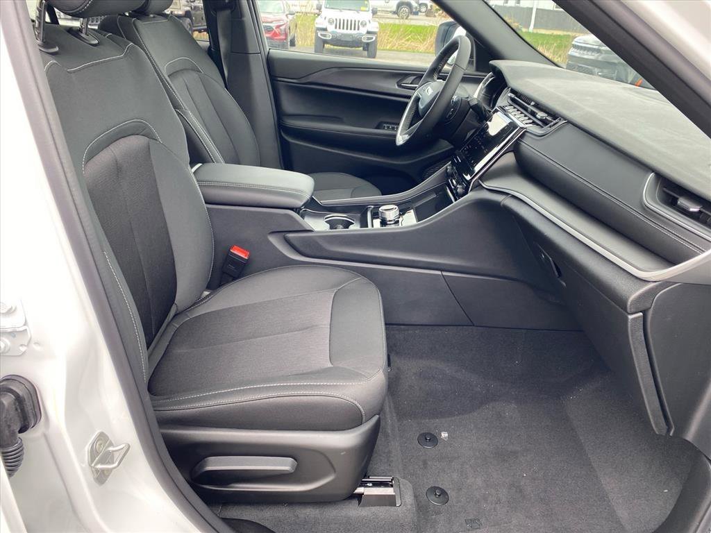 New 2026 Bright White Clear-Coat Exterior Paint Jeep Laredo X image 17