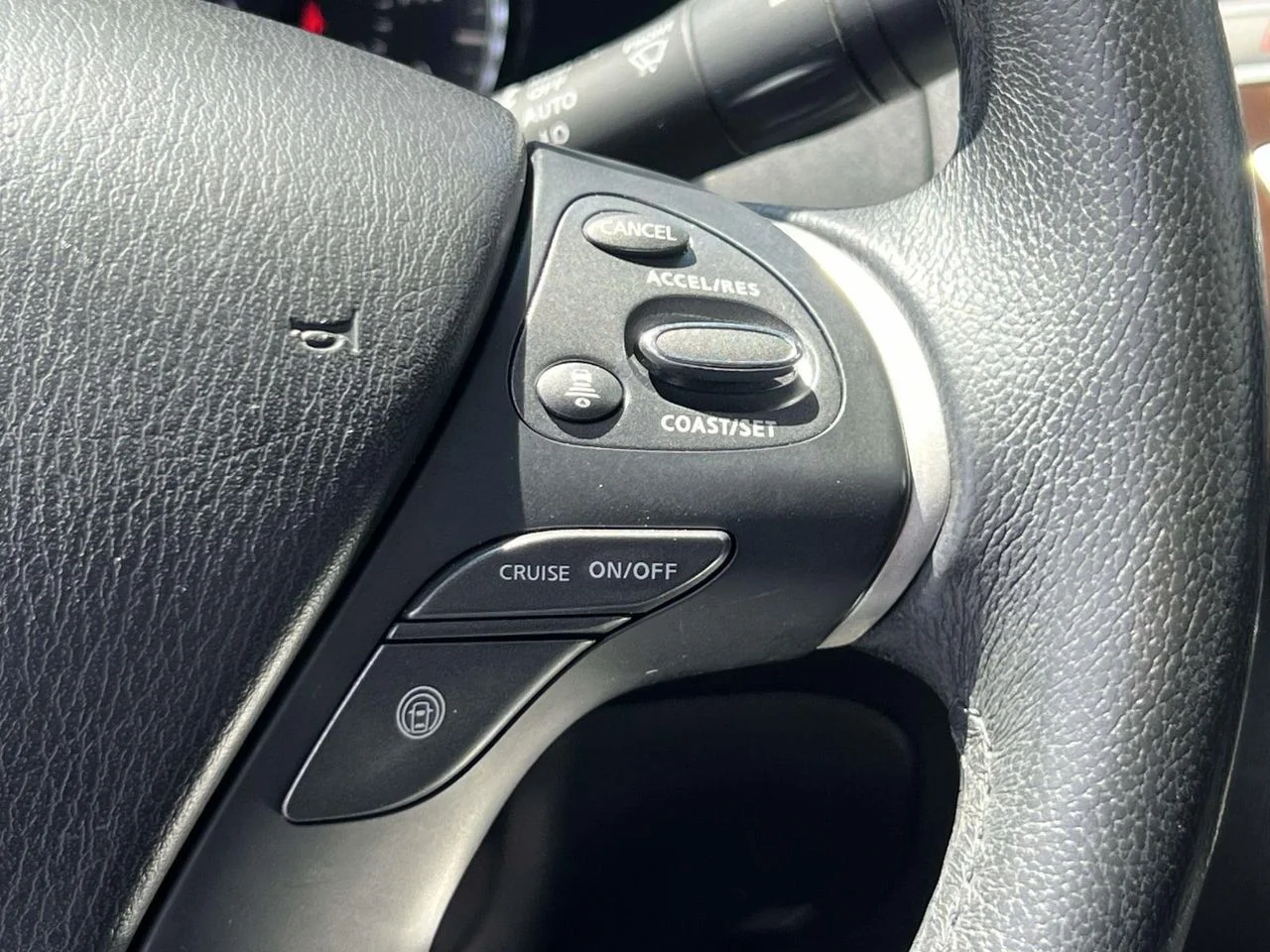 Used 2014 Midnight Garnet INFINITI Base image 30