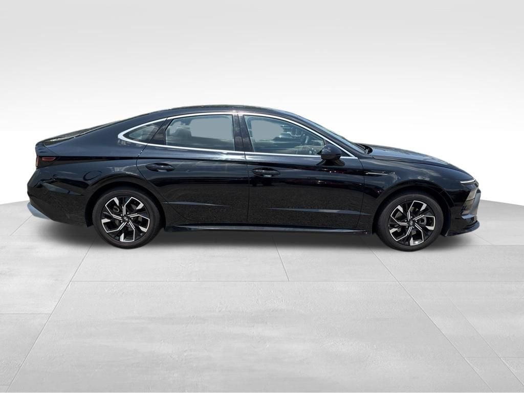Used 2024 Black Hyundai SEL image 7
