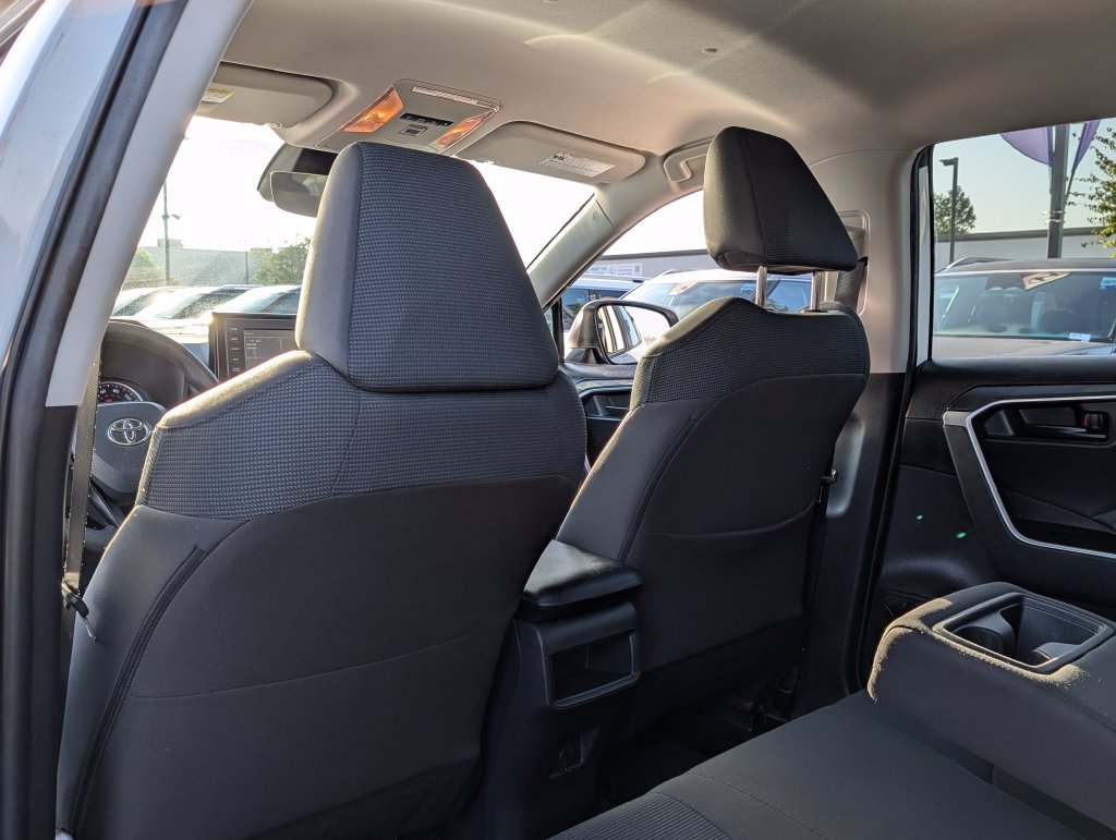 2021 Toyota RAV4 LE - Photo 13