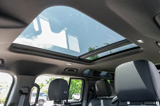 New 2026 Santorini Black Land Rover X-Dynamic SE image 5