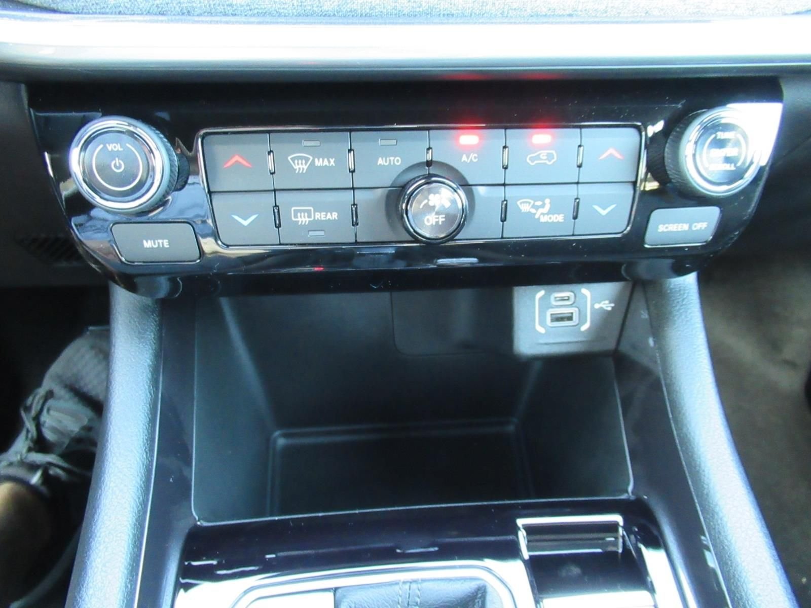 New 2026 Diamond Black Crystal Pearlcoat Jeep Latitude image 30
