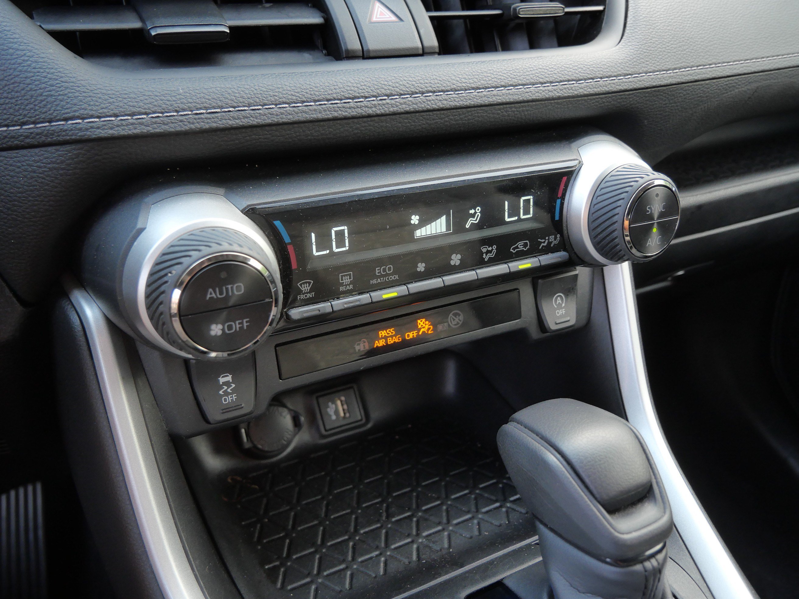 2024 Toyota RAV4 XLE - Photo 23